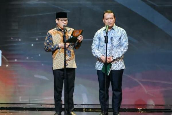 Mendes PDT Yandri Susanto (kiri) saat menghadiri Malam Apresiasi dan Penganugerahan atas Pencapaian Program Jaksa Garda Desa (Jaga Desa) di Fairmont Hotel, Jakarta (Foto: Humas Kemendes PDT) 