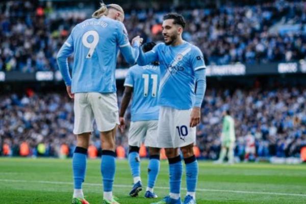 Penyerang Manchester City, Erling Haaland (kiri) dan Rayan Cherki (kanan) melakukan seleberasi usai mencetak gol ke gawang Arsenal pada Minggu (Foto: mancity.com) 