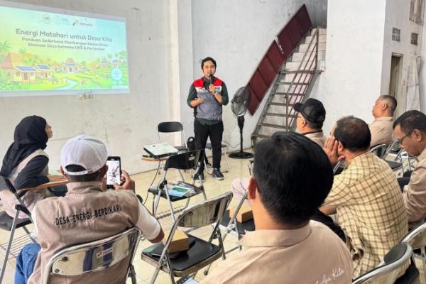 PT Pertamina Patra Niaga Regional JBB melalui FT Bandung tambah program Desa Energi Berdikari (DEB) melalui pemasangan PLTS serta sosialisasi pengoperasian dan perawatan di Komunitas Merajut Asa Kita, Kelurahan Binong, Kecamatan Batununggal, Kota Bandung pada Selasa (21/4) (Foto: Ist) 