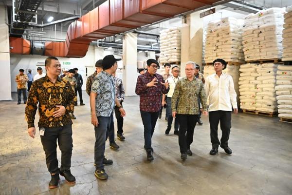 Wakil Menteri Perindustrian (Wamenperin) Faisol Riza saat berkunjung ke PT Argha Karya Prima Industry Tbk (AKPI) di Citeureup, Bogor, Jawa Barat (Foto: Ist) 