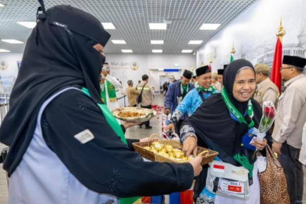 Jemaah haji Indonesia disambut petugas setibanya di Madinah, Arab Saudi (Foto: Ist) 