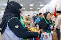 Jemaah haji Indonesia disambut petugas setibanya di Madinah, Arab Saudi (Foto: Ist)