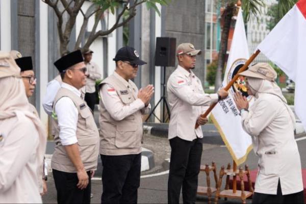 Menteri Haji dan Umrah, Moch. Irfan Yusuf, melepas sebanyak 200 Petugas Penyelenggara Ibadah Haji (PPIH) Daerah Kerja (Daker) Makkah gelombang II di Asrama Haji Pondok Gede, Kamis (23/4/2026) (Foto: Kemenhaj) 