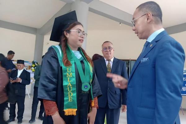 Wakil Ketua MPR RI Eddy Soeparno menyampaikan akan memberikan beasiswa studi magister (S2) untuk lulusan terbaik Universitas Pattimura, Claris Fransiska Lali Neka (Foto: HUmas MPR) 