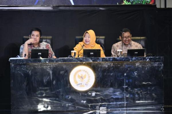 Pelaksana Tugas (Plt) Sekretaris Jenderal MPR RI, Siti Fauziah menjadi juri dalam seleksi Lomba Cerdas Cermat (LCC) Empat Pilar MPR 2026 tingkat Provinsi Riau yang digelar di Pekanbaru, Riau (Foto: Humas MPR) 