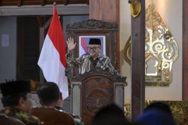 Menteri Pendidikan Dasar dan Menengah (Mendikdasmen) Abdul Mu`ti dalam peresmian revitalisasi 30 satuan pendidikan di Kabupaten Banyumas dan 4 satuan pendidikan Kabupaten Cilacap, Jawa Tengah (Foto: Humas Kemendikdasmen) 