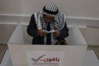 Seorang pria Palestina lanjut usia mengisi surat suara sebelum memberikan suara di tempat pemungutan suara selama pemilihan kota di kota Hebron, Tepi Barat yang diduduki Israel, 25 April 2026. (AFP)