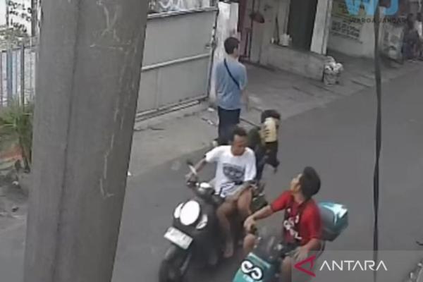 Tangkapan layar - Detik-detik seorang pria menjadi korban penyiraman diduga air keras oleh dua orang tak dikenal di kawasan Jalan Dharma Wanita V, RW 01 Rawa Buaya, Cengkareng, Jakarta Barat (Foto Antara) 