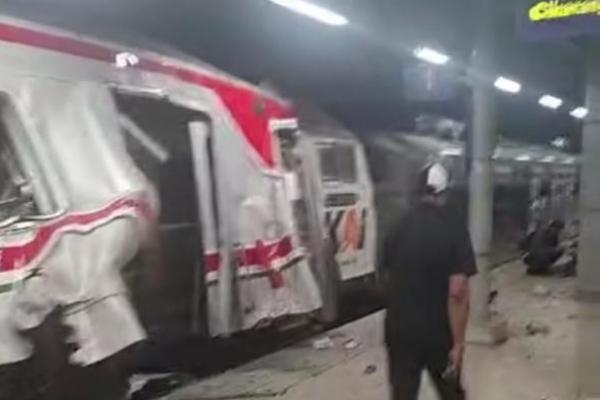 KRL yang tertabrak KA Argo Bromo Anggrek dari belakang di Stasiun Bekasi Timur, Jawa Barat, Senin (27/4/2026). Foto: tangkapan layar 
