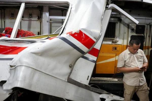 Kondisi KRL yang ditabrak KA Argo Bromo Anggrek di Stasiun Bekasi Timur, Jawa Barat, pada Senin malam (Foto: REUTERS/Ajeng Dinar Ulfiana) 