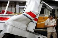 Kondisi KRL yang ditabrak KA Argo Bromo Anggrek di Stasiun Bekasi Timur, Jawa Barat, pada Senin malam (Foto: REUTERS/Ajeng Dinar Ulfiana)