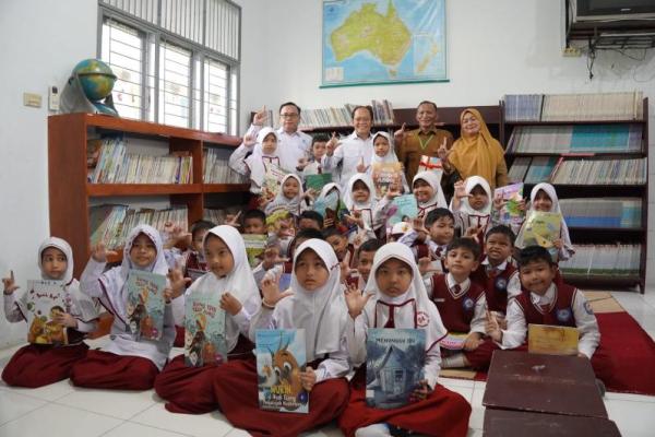 Pemberian Buku Bacaan Bermutu oleh Kemendikdasmen melalui Badan Bahasa di sekolah Banda Aceh (Foto: Humas Kemendikdasmen) 