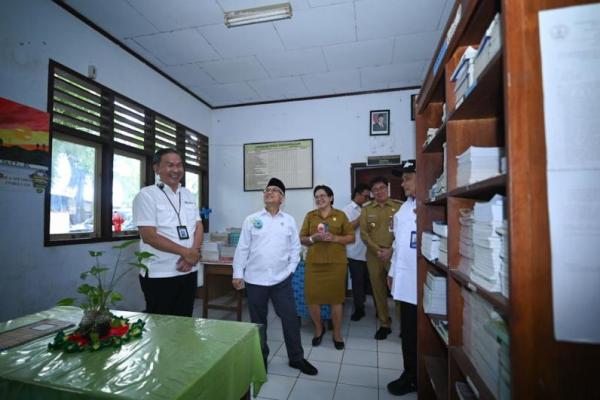Wakil Menteri Pendidikan Dasar dan Menengah (Wamendikdasmen), Atip Latipulhayat saat meninjau langsung revitalisasi sekolah di Manado (Foto: Humas Kemendikdasmen) 