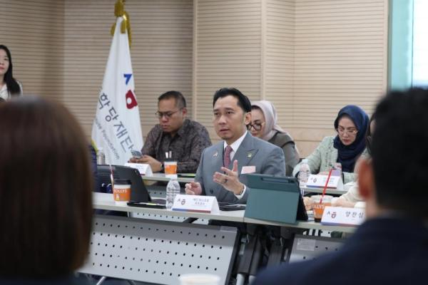 Wakil Ketua MPR RI sekaligus Ketua Fraksi Partai Demokrat DPR RI, Edhie Baskoro Yudhoyono (Ibas) melaksanakan pertemuan diplomasi kebangsaan dengan pimpinan King Sejong Institute Foundation (KSIF) di Korea Selatan (Foto: Humas MPR) 