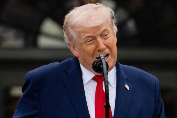 Presiden Donald Trump berbicara saat upacara penyambutan kunjungan kenegaraan Raja Charles III dan Ratu Camilla dari Inggris di halaman selatan Gedung Putih, Selasa, 28 April 2026, di Washington. (Foto: AP) 