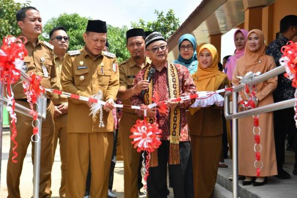 Menteri Pendidikan Dasar dan Menengah (Mendikdasmen), Abdul Mu`ti saat resmikan salah satu sekolah di Kabupaten Tulang Bawang, Lampung (Foto: Humas Kemendikdasmen) 