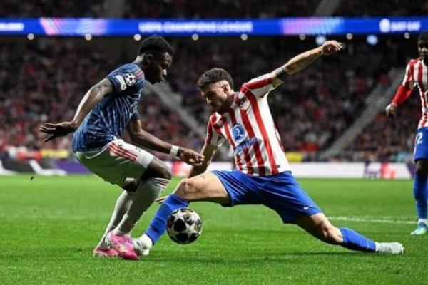 Winger Arsenal, Bukayo Saka berduel dengan pemain Atletico Madrid (Foto: arsenal.com) 