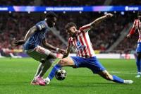 Winger Arsenal, Bukayo Saka berduel dengan pemain Atletico Madrid (Foto: arsenal.com)