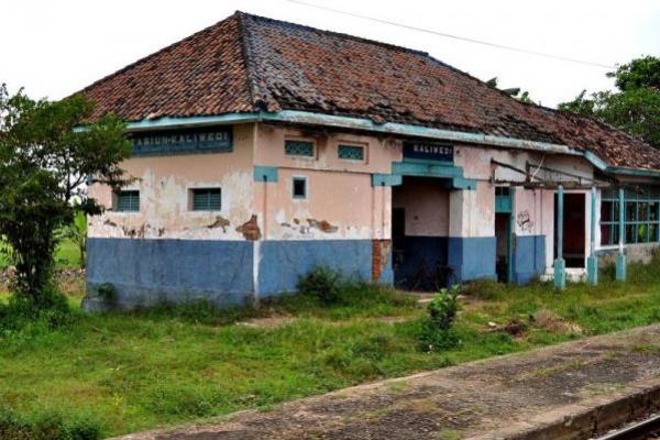 Ilustrasi - Stasiun Kaliwedi di Cirebon yang menjadi salah satu tempat paling angker di Indonesia (Foto: wikipedia) 