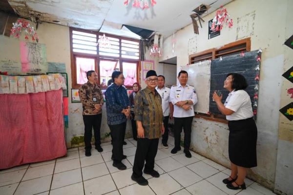 Menteri Pendidikan Dasar dan Menengah (Mendikdasmen), Abdul Mu`ti saat meninjau langsung program revitalisasi sekolah di Kabupaten Minahasa, Sulawesi Utara (Foto: Humas Kemendikdasmen) 