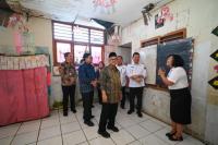 Menteri Pendidikan Dasar dan Menengah (Mendikdasmen), Abdul Mu`ti saat meninjau langsung program revitalisasi sekolah di Kabupaten Minahasa, Sulawesi Utara (Foto: Humas Kemendikdasmen)