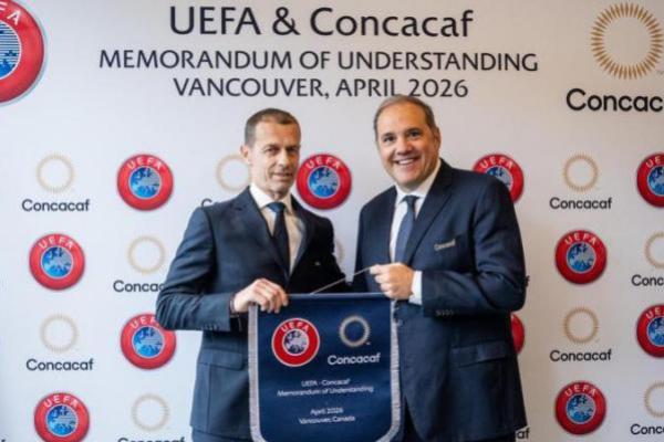 Presiden uefa, Aleksander Ceferin (kiri) dan Presiden Concacaf, Victor Montagliani (kanan) berfoto usai penandatangan MoU untuk memperkuat pengembangan sepak bola jangka panjang di kedua kawasan (Foto: uefa.com) 