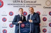Presiden uefa, Aleksander Ceferin (kiri) dan Presiden Concacaf, Victor Montagliani (kanan) berfoto usai penandatangan MoU untuk memperkuat pengembangan sepak bola jangka panjang di kedua kawasan (Foto: uefa.com)