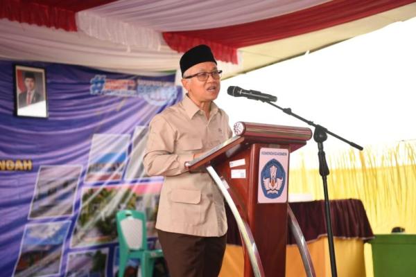 Wakil Menteri Pendidikan Dasar dan Menengah (Wamendikdasmen), Atip Latipulhayat saat memberikan sambutan di Gorontalo (Foto: Humas Kemendikdasmen) 