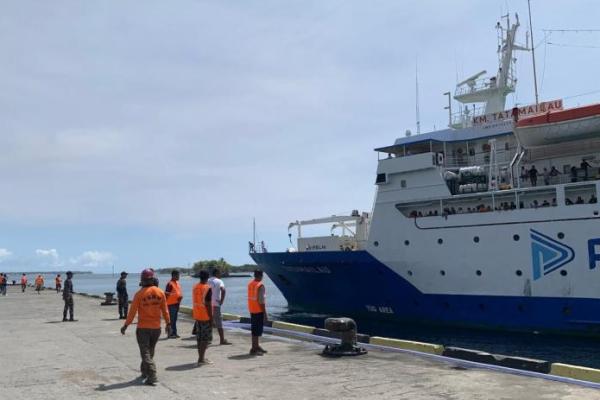 KM Tatamailau sandar di Pelabuhan Tobelo, Maluku Utara. Foto: pelni/katakini 