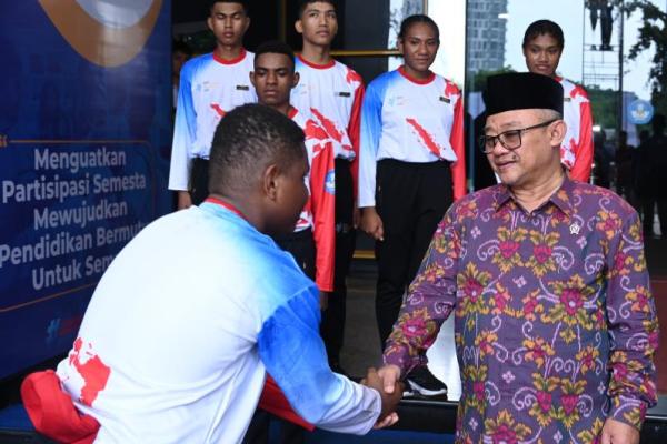 Menteri Pendidikan Dasar dan Menengah (Mendikdasmen), Abdul Mu`ti bersalaman dengan salah satu petugas upacara untuk Hari Pendidikan Nasional 2026 di Jakarta (Foto: Humas Kemendikdasmen) 