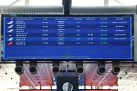 Papan informasi penerbangan menampilkan jadwal setelah penerbangan kembali beroperasi di bandara internasional Teheran di Iran, 25 April 2026 (Foto: Majid Asgaripour/WANA via Reuters)