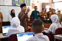 Wakil Menteri Pendidikan Dasar dan Menengah (Wamen), Fajar Riza Ul Haq saat meninjau langsung pelaksaan TKA di salah satu sekolah kota Medan (Foto: Humas Kemendikasmen)