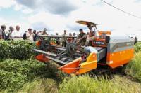 Menteri Transmigrasi (Mentrans) M.Iftitah Sulaiman Suryanagara saat mencoba mengoperasikan alat Combine Harvester untuk memanen padi (Foto: Humas Kementrans)