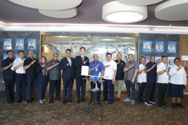 Penyerahan Sertifikat Tipe Validasi untuk pesawat drone kargo ke Ursa Aeronautical Technology Co. Ltd., perusahaan pembuat pesawat dari China. Foto: hubud/katakini 