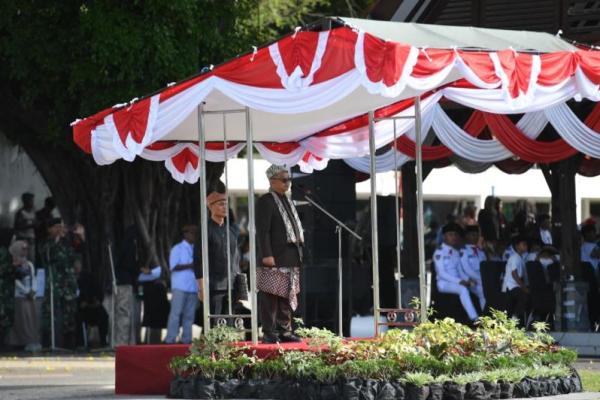 Menteri Pendidikan Dasar dan Menengah (Mendikdasmen) Abdul Mu`ti menjadi pemimpim upacara Hari Pendidikan Nasional 2026 di Banyuwangi, Jawa Timur (Foto: Humas Kemendikdasmen) 
