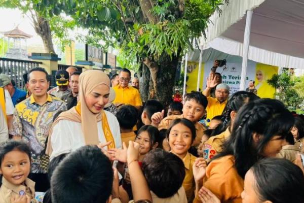 Wakil Ketua DPR RI Sari Yuliati bersama siswa SDN 10 Cakranegara, Mataram, Nusa Tenggara Barat. Foto: dpr 