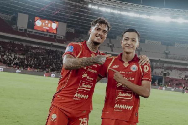 Bek kiri Persija Jakarta, Shayne Pattynama (kiri) dan Dony Tri Pamungkas (kanan) berfoto usai menang melawan Persis Solo (Foto: Dok. Persija Jakarta) 