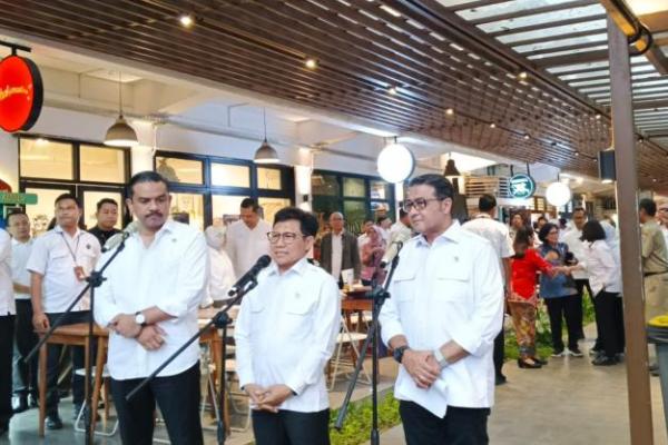 Menko PM A.Muhaimin Iskandar (tengah) bersama Menteri UMKM Maman Abdurrahman (kiri) dan Menteri Ekraf Teuku Riefky Harsya (kanan) saat jumpa pers usai rapat koordinasi di MBloc Space, Jakarta Selatan (Foto: Habib/Katakini.com) 