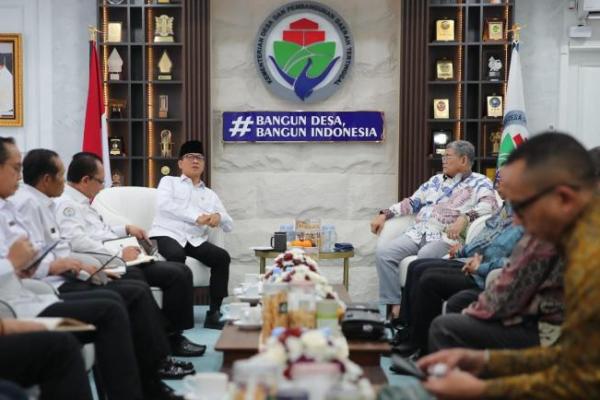 Mendes PDT Yandri Susanto menerima audiensi dari DPN Peradiprof di Kantor Kemendes PDT, Senin (4/5/2026) (Foto: Humas Kemendes PDT) 