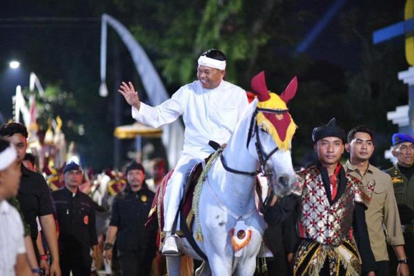 Gubernur Jawa Barat (Jabar) Dedi Mulyadi atau KDM menunggangi kuda dalam rangkaian Kirab Budaya Napak Tilas Padjadjaran menjelang peringatan Hari Tatar Sunda (Foto: Bappeda Jabar) 