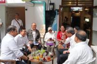 Menko PM A. Muhaimin Iskandar bersama Menteri UMKM Maman Abdurahman dan Menteri Ekonomi Kreatif Teuku Riefky Harsya saat berbincang sebelum rapat terkait progres pelaksanaan program UMKM dan Ekraf (Foto: Habib/Katakini.com)