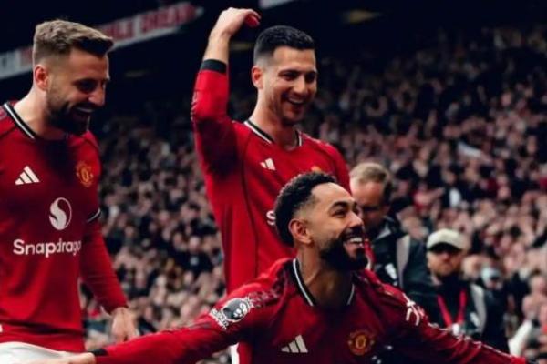 Penyerang Manchester United, Matheus Cunha melakukan selebrasi usai mencetak gol ke gawang Liverpool di Old Trafford pada Minggi (3/5) malam (Foto: Instagram/@manutd) 