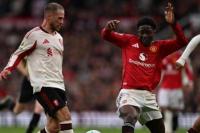 Gelandang Manchester United, Kobbie Mainoo (kanan) sedang berebut bola dengan pemain Liverpool, Alexis Mac Allister (kiri) pada lanjutan laga Liga Inggris di Old Trafford pada Minggu malam (Foto: liverpoolfc.com)