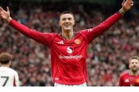 Penyerang Manchester United, Benjamin Sesko berselebrasi usai menecetak gol ke gawang Liverpool pada Minggu (3/5) malam di Old Trafford (Foto: bola.net)