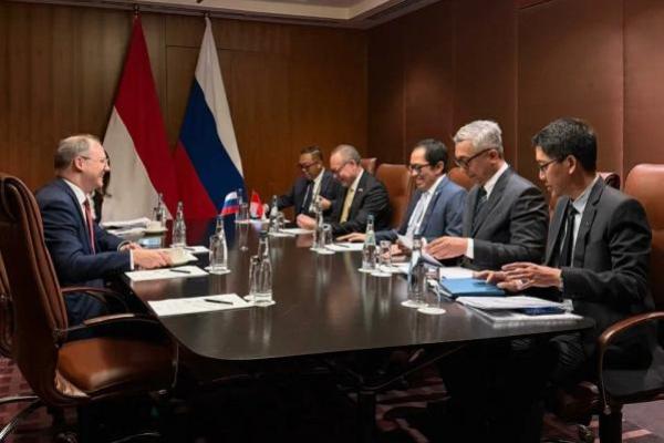 Wakil Menteri Perindustrian (Wamenperin) Faisol Riza (dua dari kiri) ketika menghadiri Indonesia-Russia Business & Investment Forum di St. Petersburg, Rusia (Foto: Ist) 