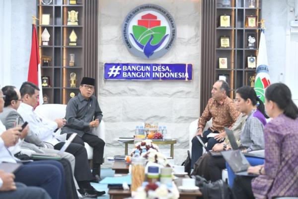 Mendes PDT Yandri Susanto dan Wamendes PDT Ariza Patria saat menerima audiensi dari ADB Indonesia Resident Mission (Foto: Humas Kemendes PDT) 