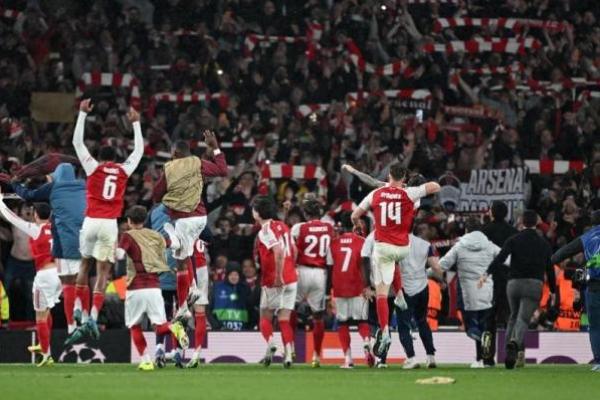 Para pemain Arsenal merayakan bersama para suporter usai mereka lolos ke final Liga Champions (Foto: arsenal.com) 