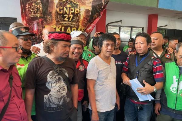 Anggota DPR RI Fraksi PDI Perjuangan, Adian Napitupulu ikut dalam acara syukuran Gabungan pengemudi ojek online (ojol) atas keputusan pemerintah menurunkan tarif potongan aplikator dari 20 persen menjadi 8 persen. (Foto: Ist/jurnas) 