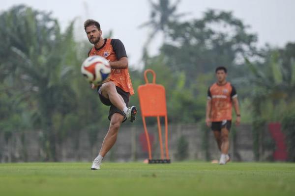 Bek Persija Jakarta, Paulo Ricardo melakukan latihan jelang lawan Persib Bandung (Foto: Dok. Persija) 
