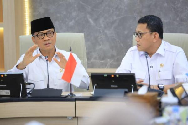 Mendes PDT Yandri Susanto (kiri) bersama Kepala Barantin Abdul Kadir Karding (kanan) (Foto: Humas Kemendes PDT) 